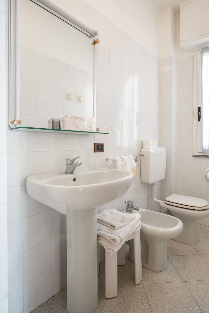 Hotel Careni Villa Italia 62/62