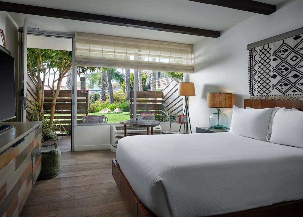 ROOM, QUEEN BED, PATIO