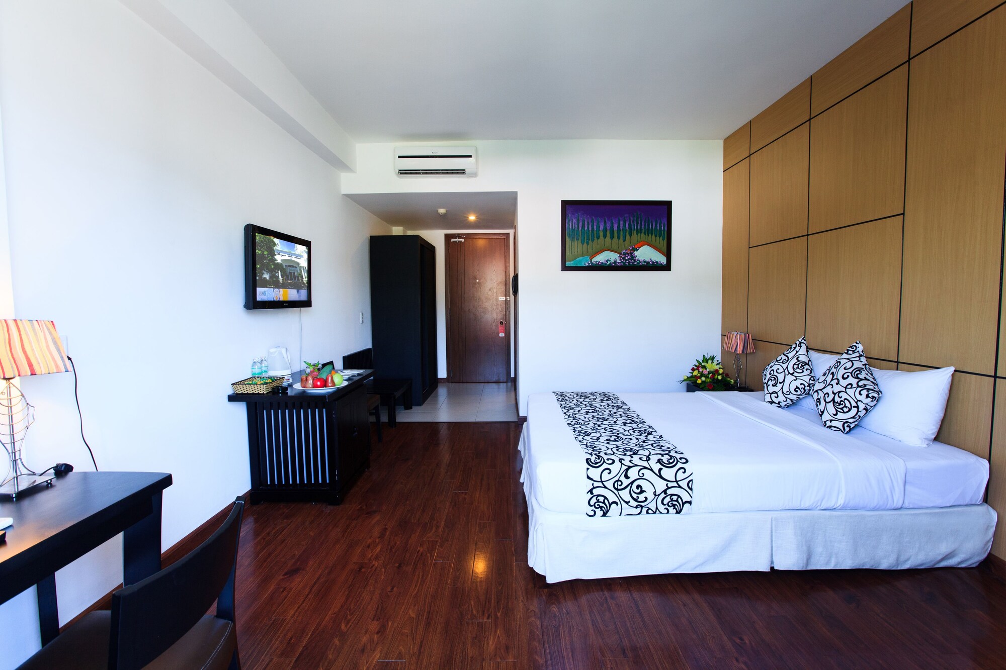 DELUXE, DOUBLE OR TWIN BED