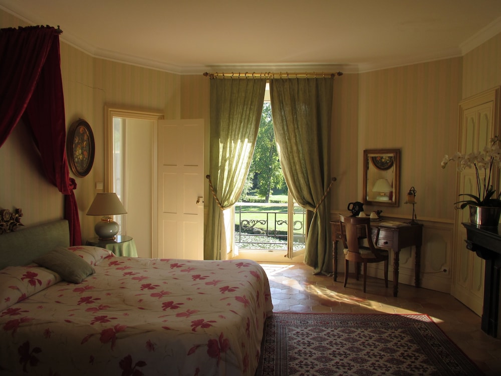 Chateau De Vauloge 4/30