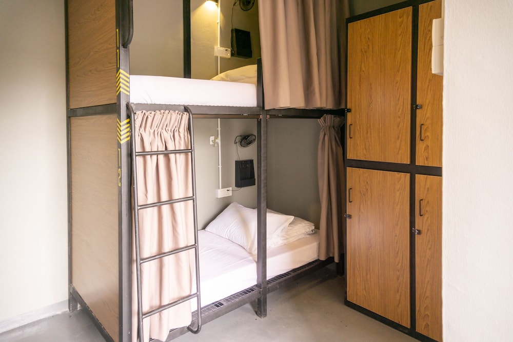 Traveller Bunker Hostel 18/45