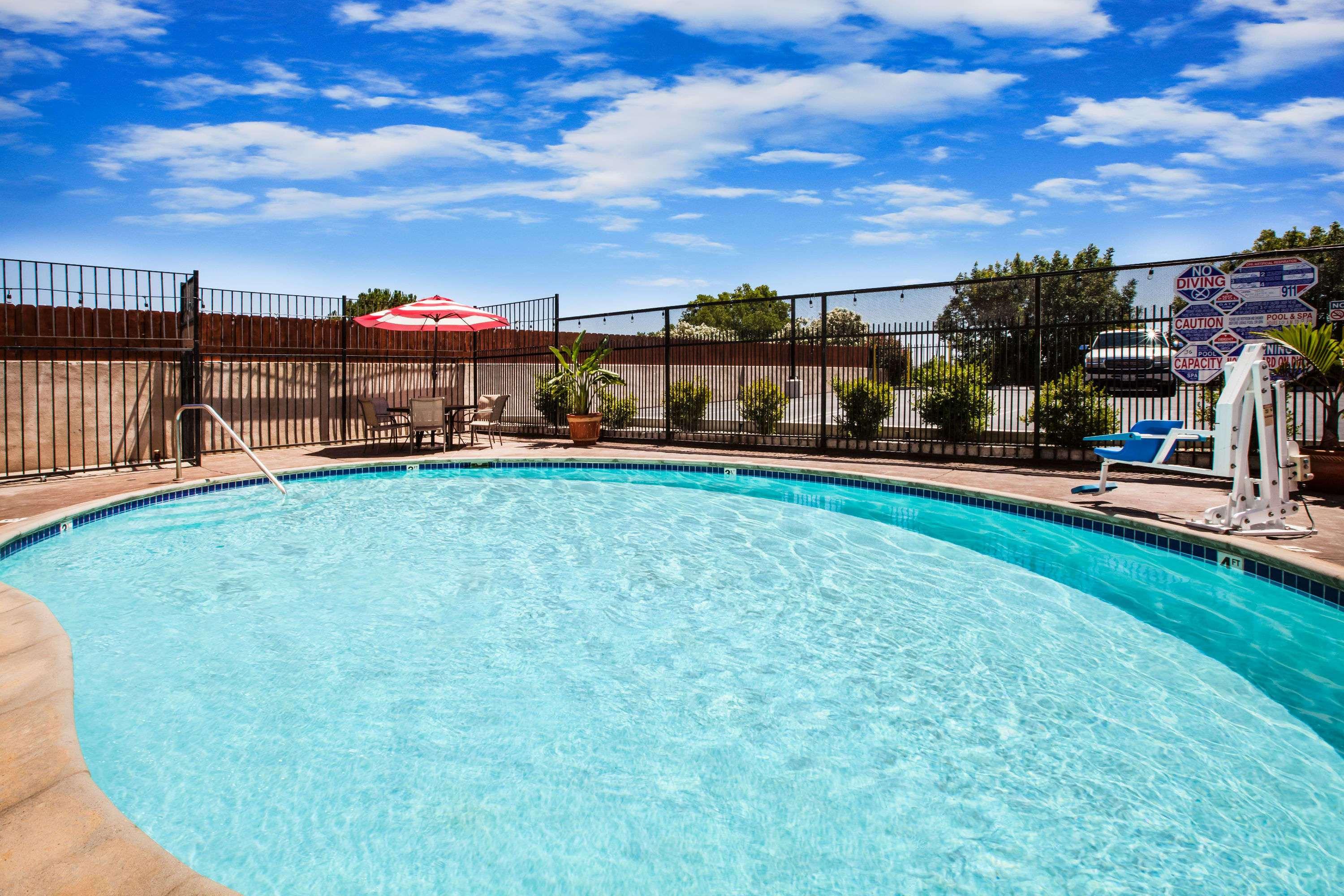 Days Inn & Suites by Wyndham Antioch 14/24
