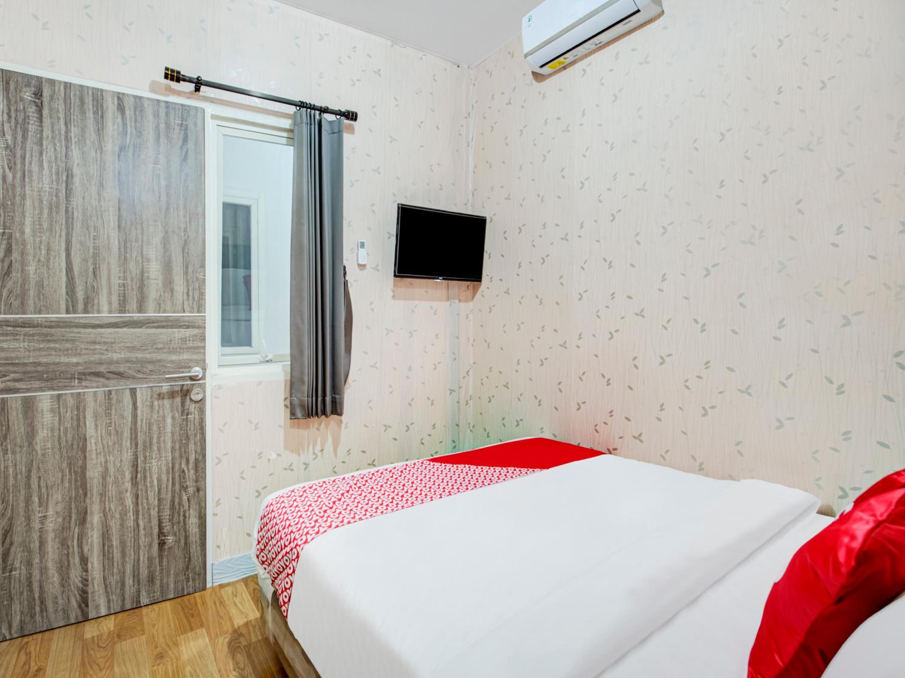 OYO 3198 Sukomanunggal Inn 7/49