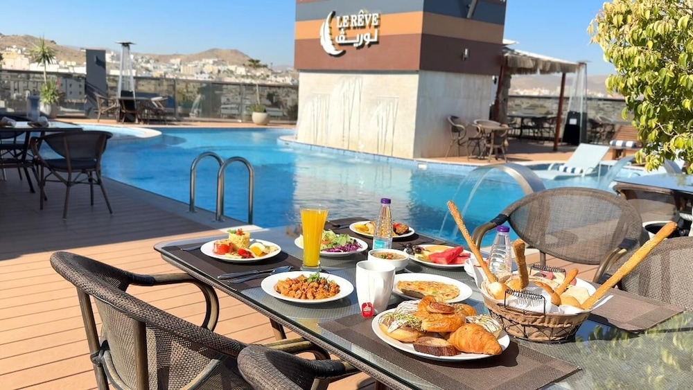 Le Reve Hotel 122/134