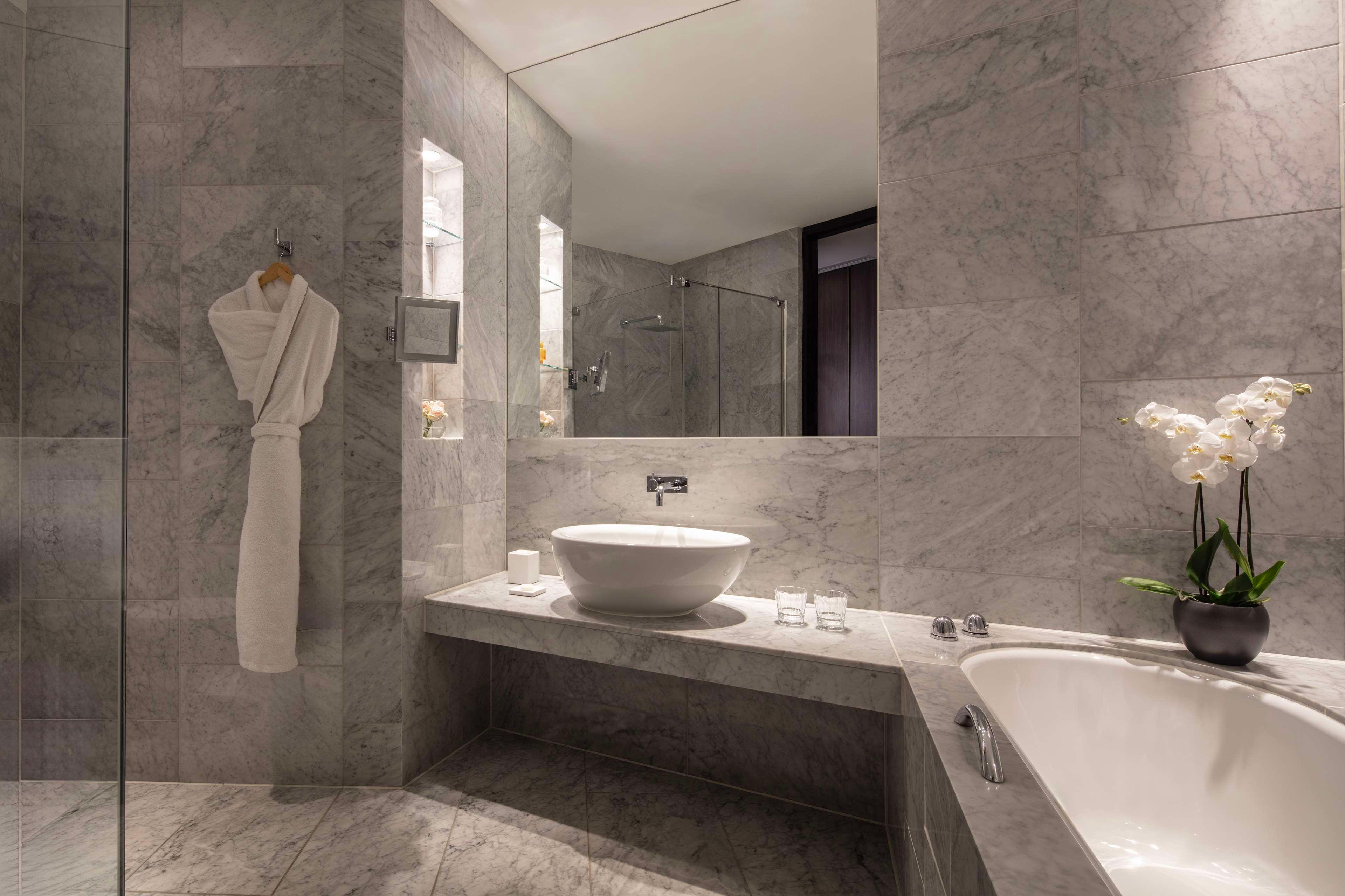 غرفة بريميوم مع سرير إضافي بإطلالة، Anantara The Marker Dublin Hotel 4/7