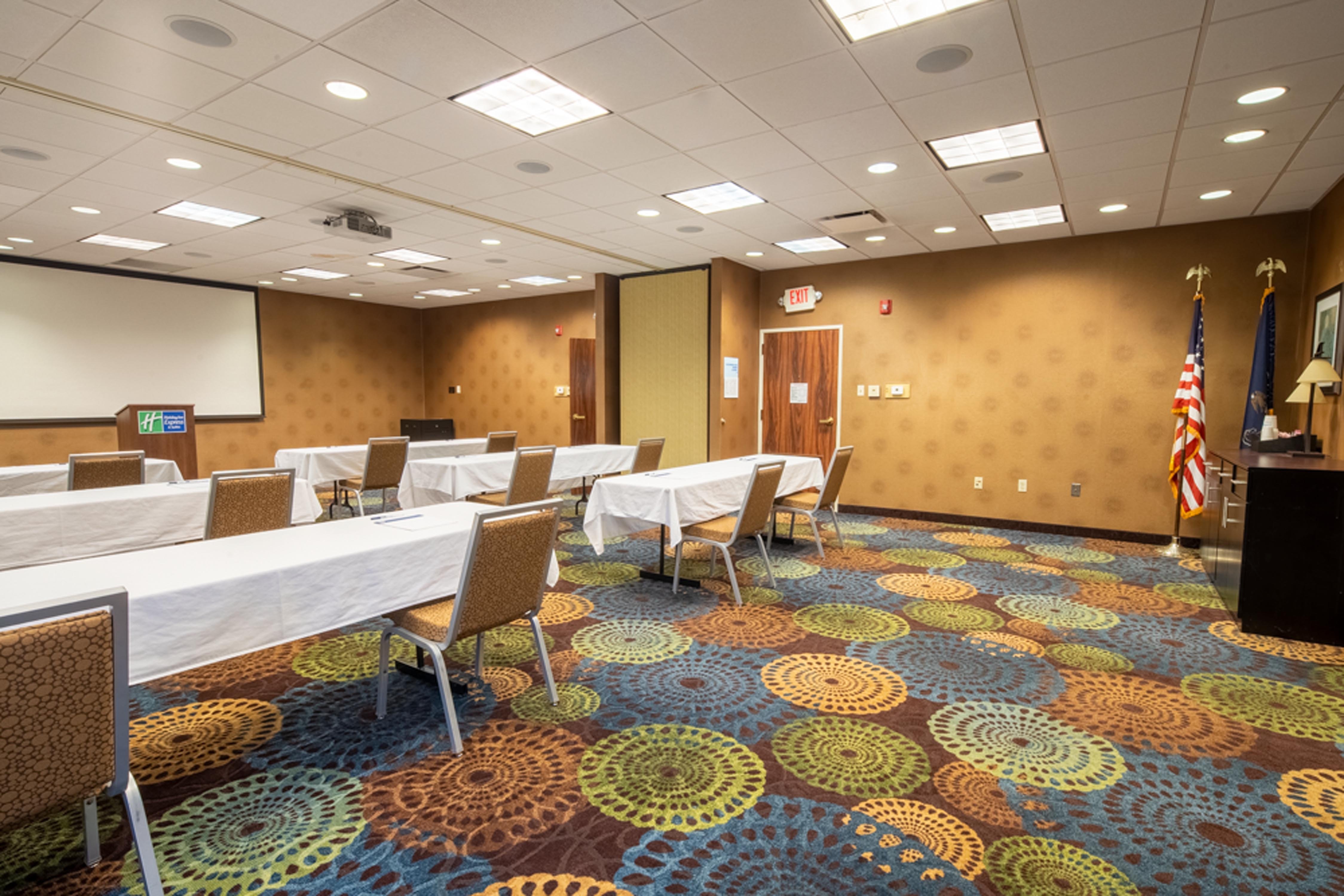 Holiday Inn Express Hotel And Suites Pittsburgh Airport 61/64
