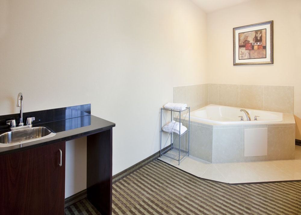 Holiday Inn Express Hotel & Suites Guthrie North Edmond 20/46