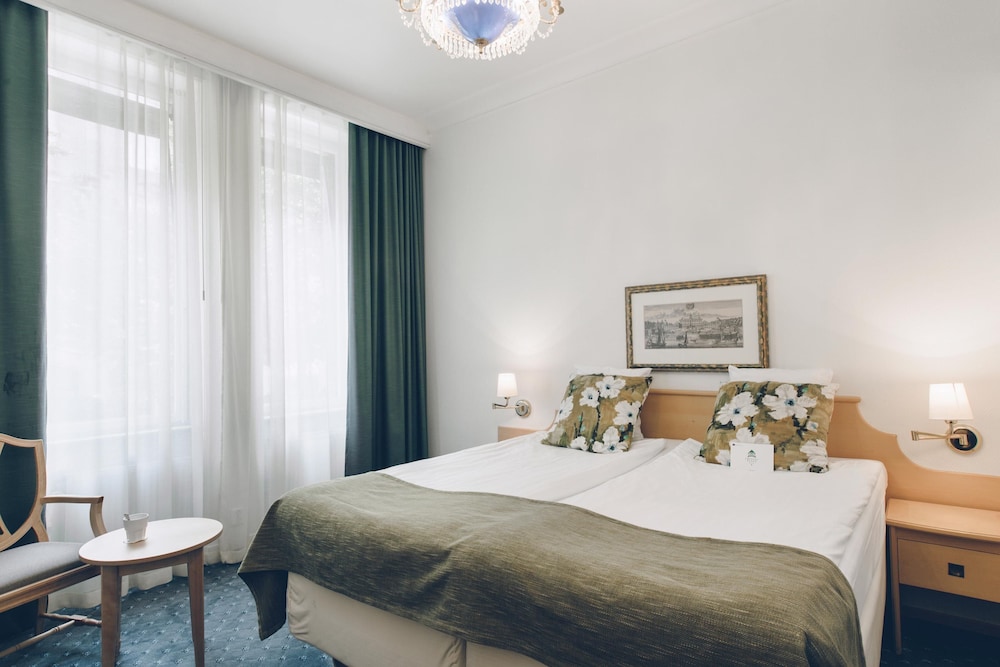 Crystal Plaza Hotel 16/32