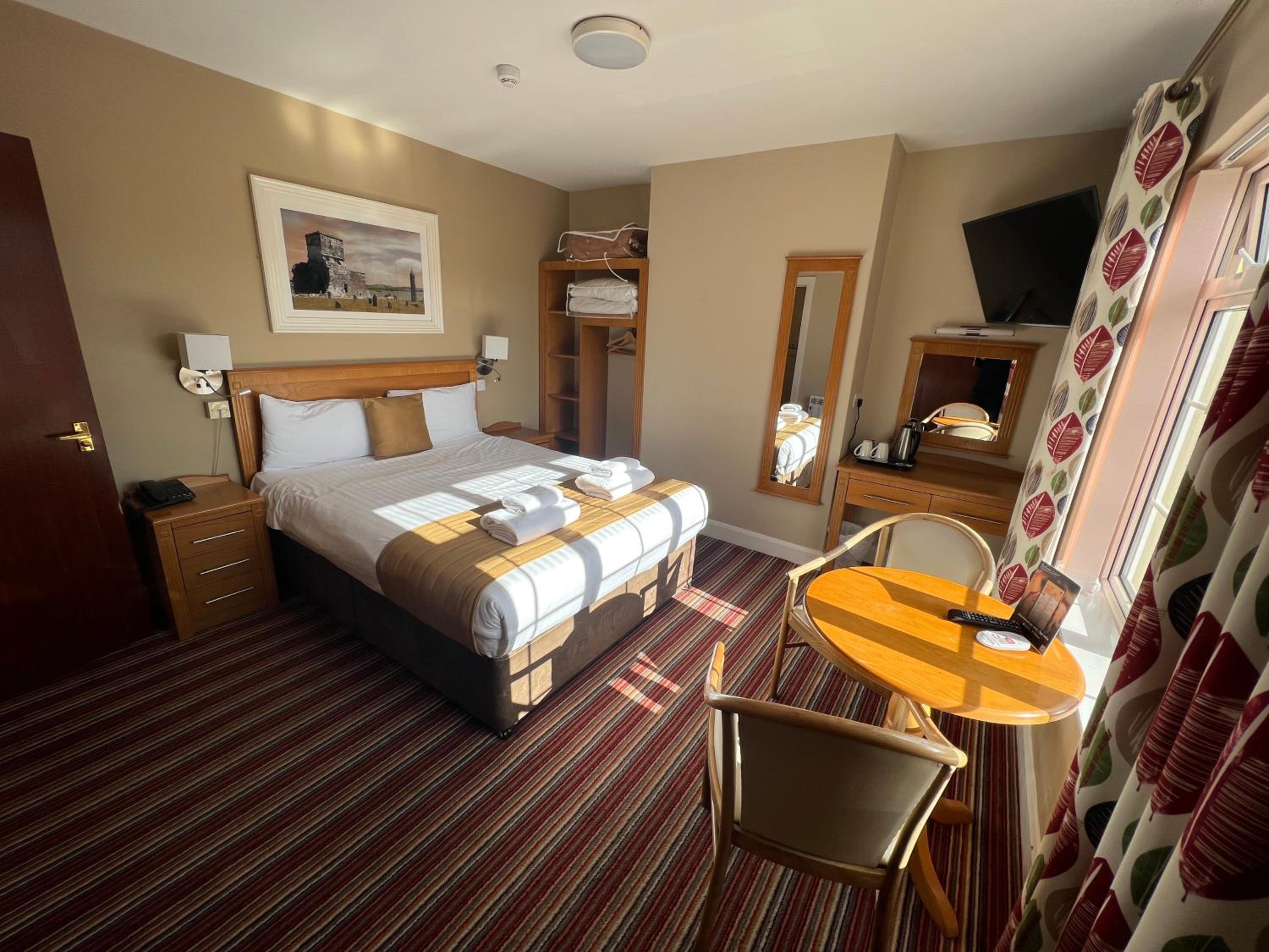 Mini, Twin Beds, Kitchen