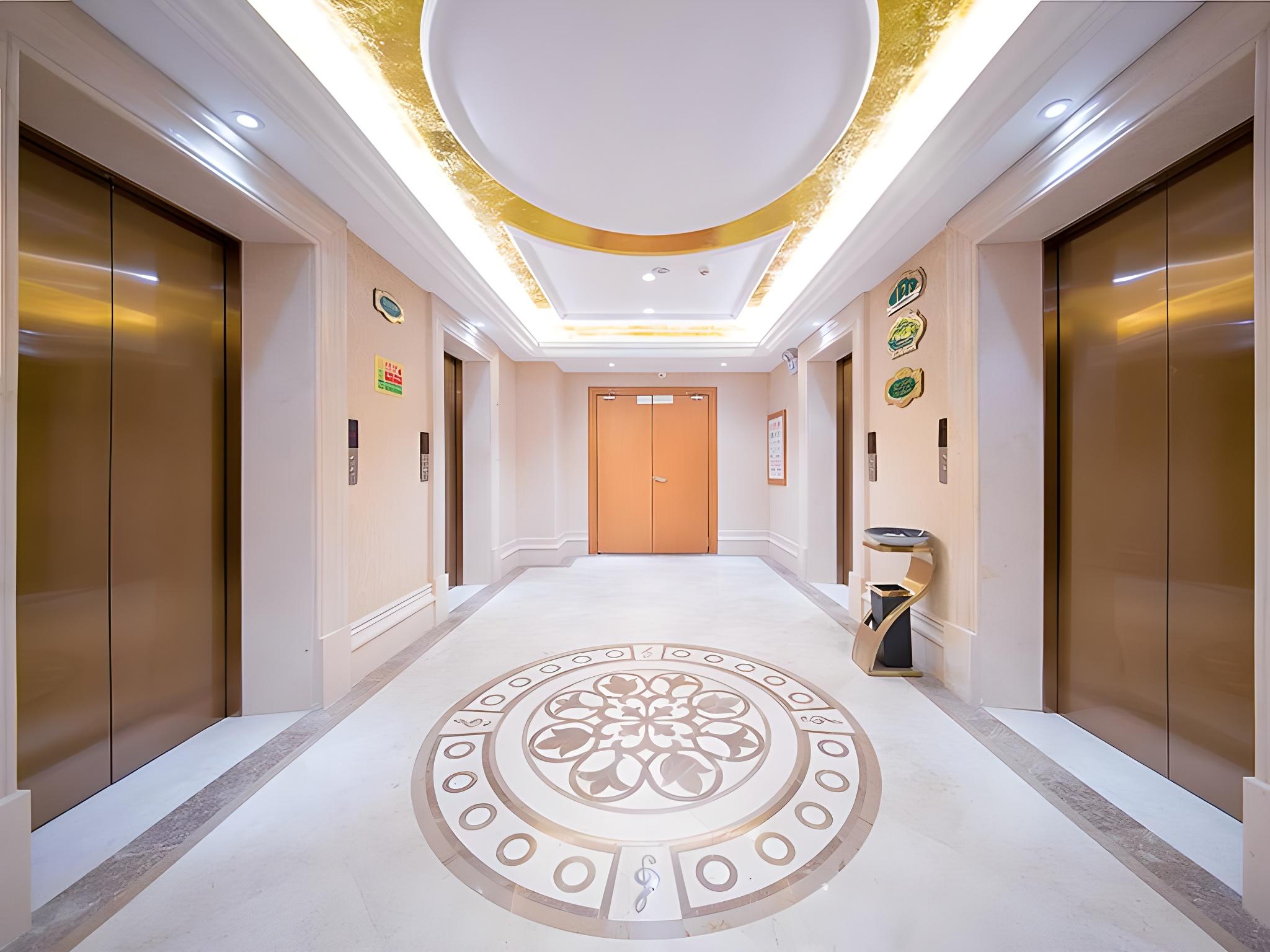 Vienna International Hotel (Wuhan Guanggu Railway Station Huanglongshan Metro Station) 5/23