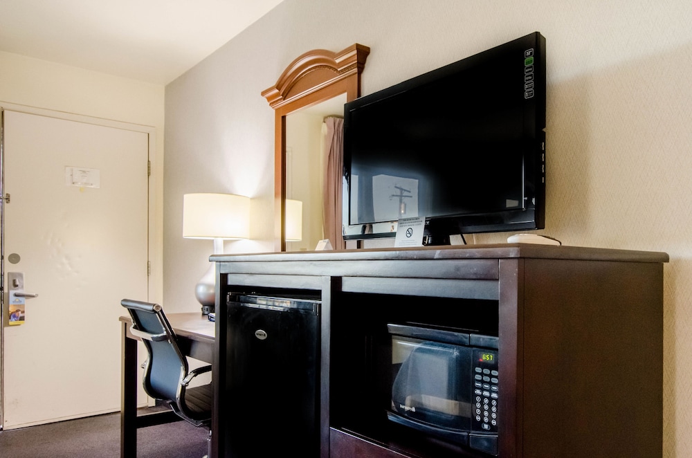 Econo Lodge 21/23