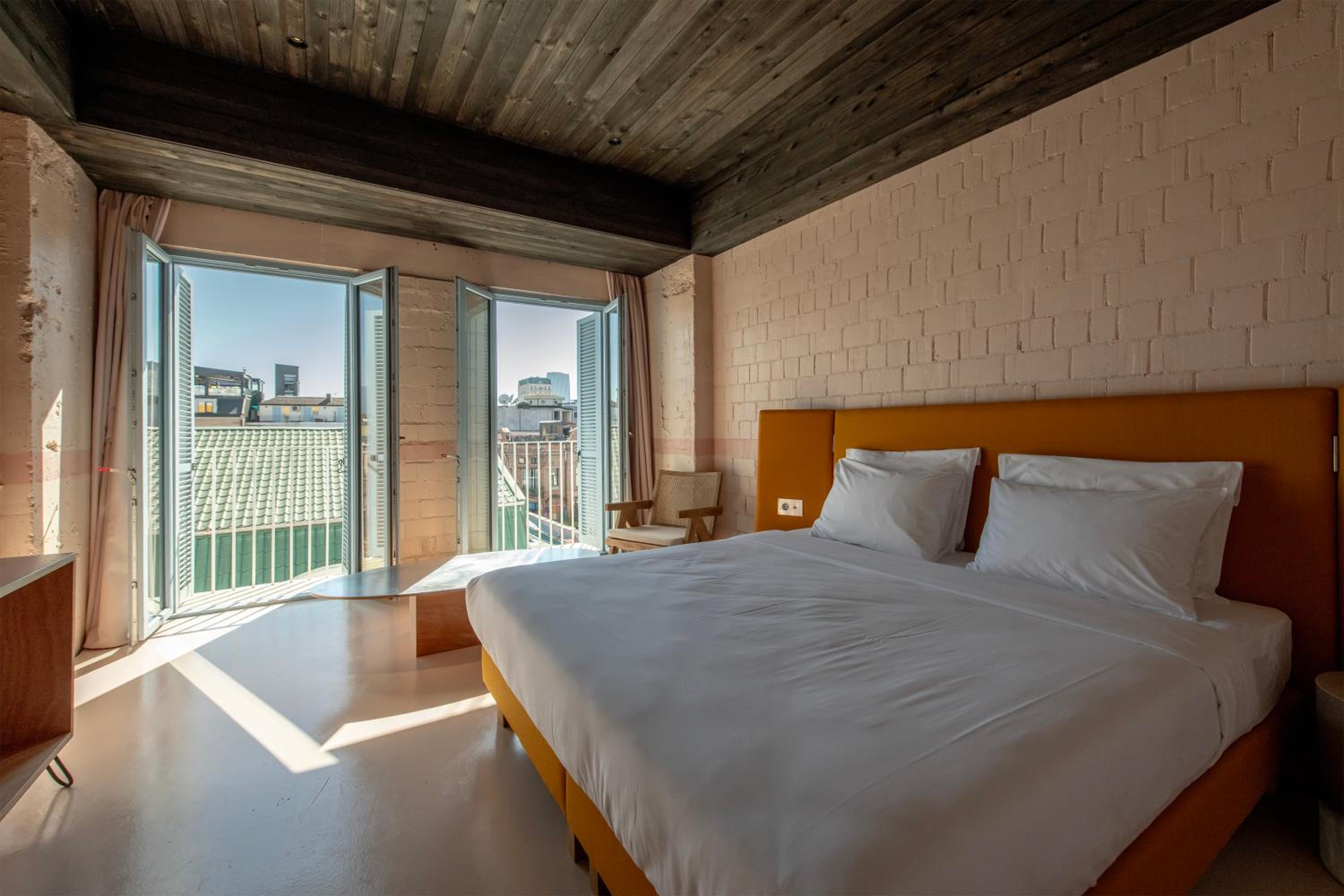 Junior, Queen Bed, Old Town View