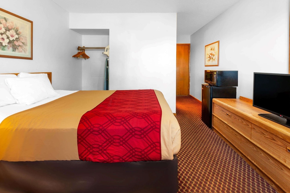 Travelodge by Wyndham Escanaba 25/46