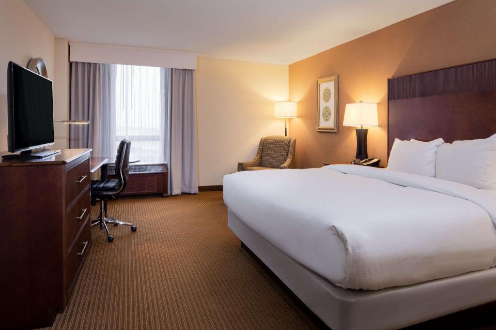 ROOM, KING BED, HIGH FLOOR, ACCESSIBLE