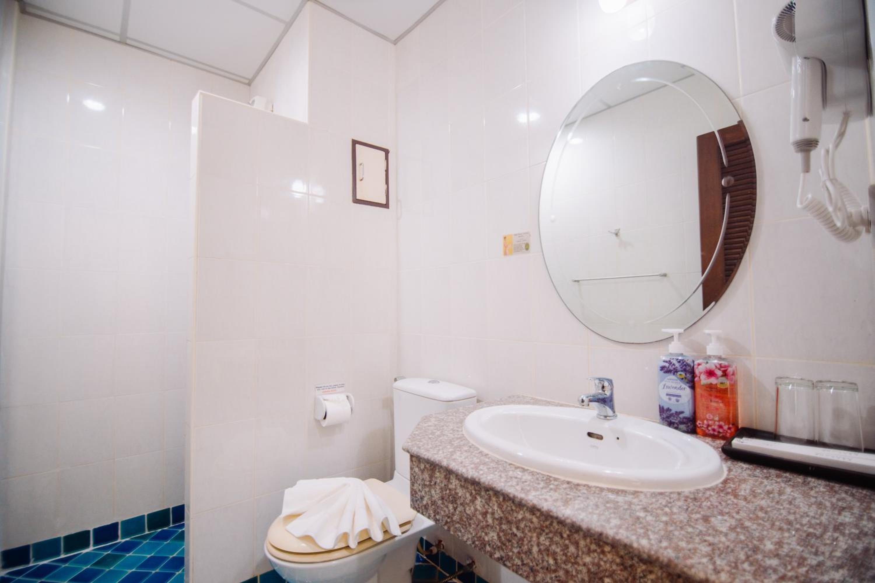 Patong Beach Side Hotel 48/50