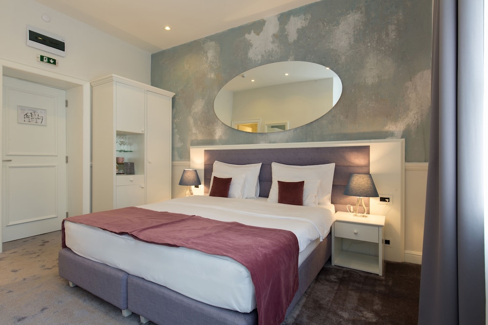 Public House Hotel 17/50