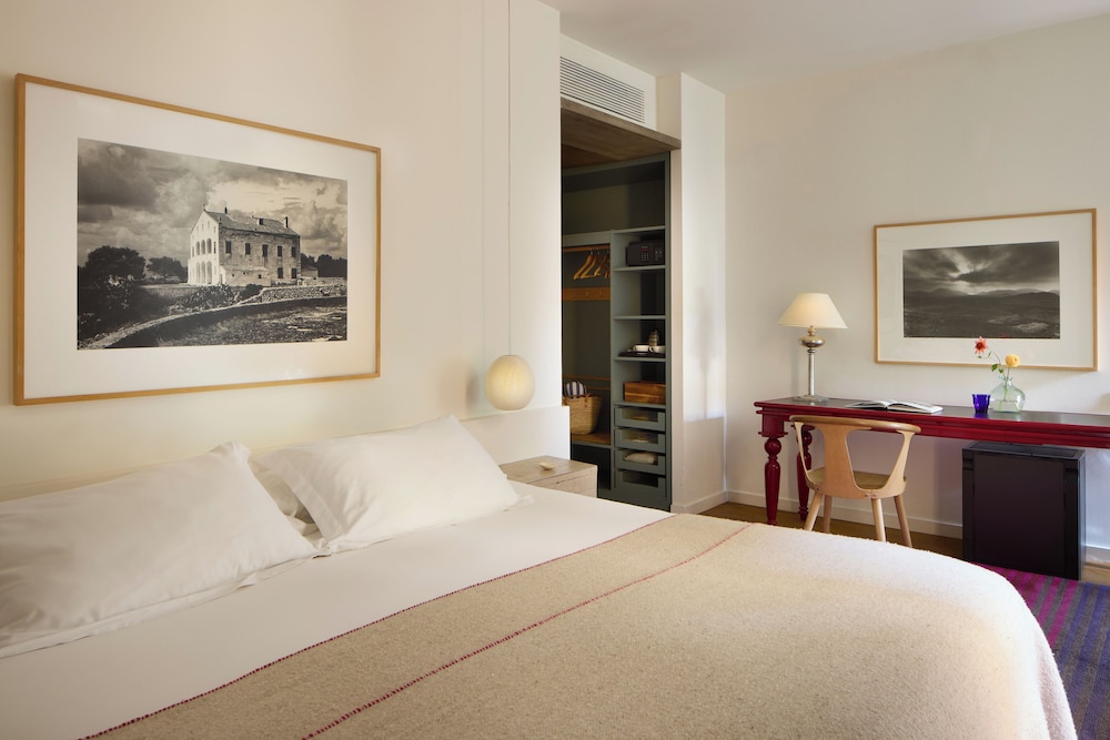 DELUXE, DOUBLE OR TWIN BED, CITY VIEW