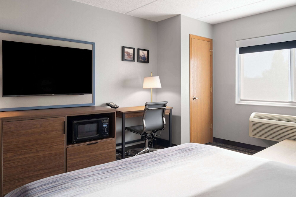 AmericInn by Wyndham Beaver Dam 56/60