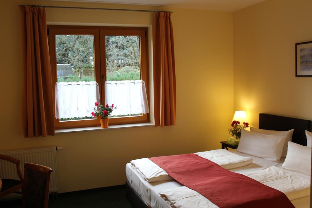 ROOM, TWIN BEDS