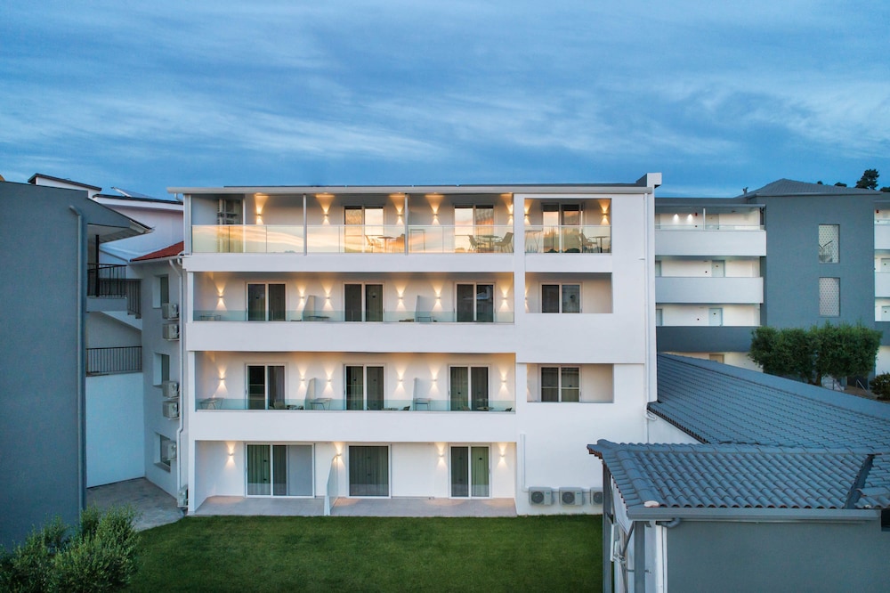 Kriopigi Hotel 6/104