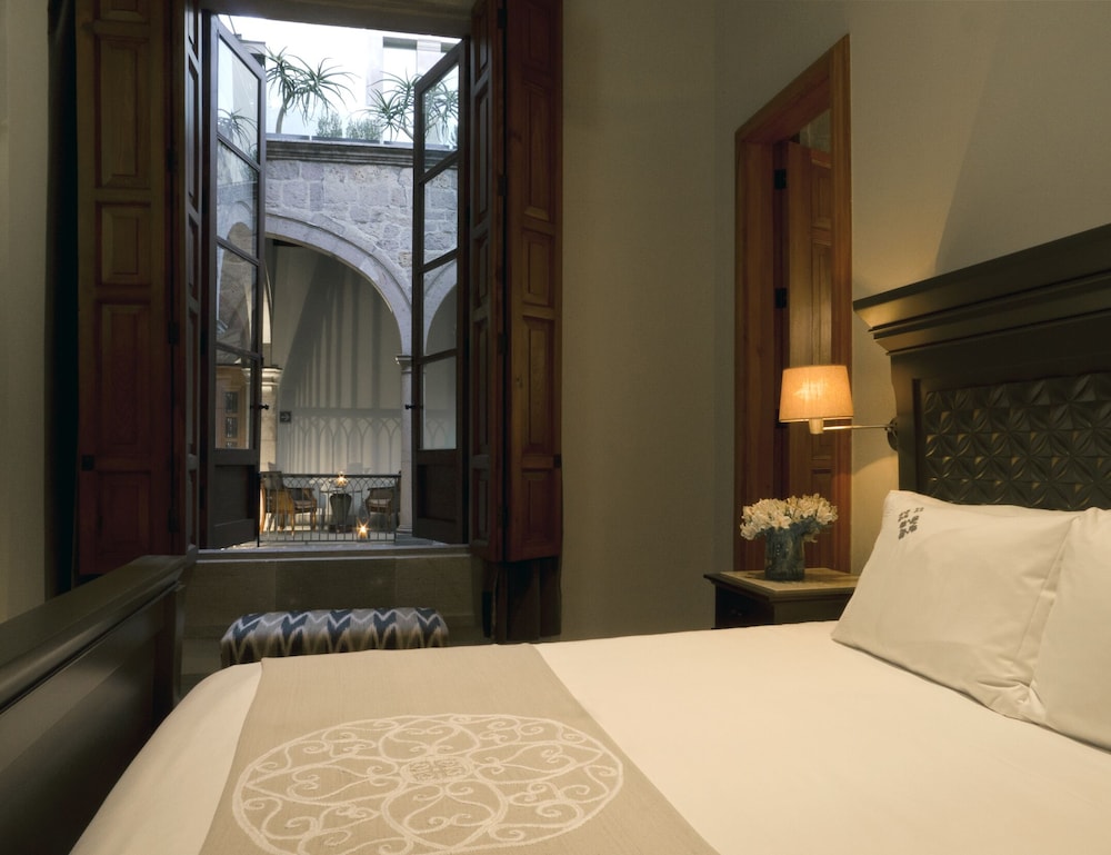 SUPERIOR, SUITE, KING BED