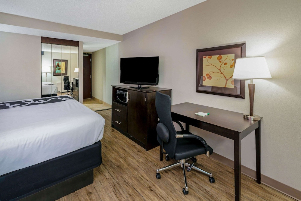 La Quinta Inn & Suites by Wyndham Dallas I-35 Walnut Hill Ln 41/46