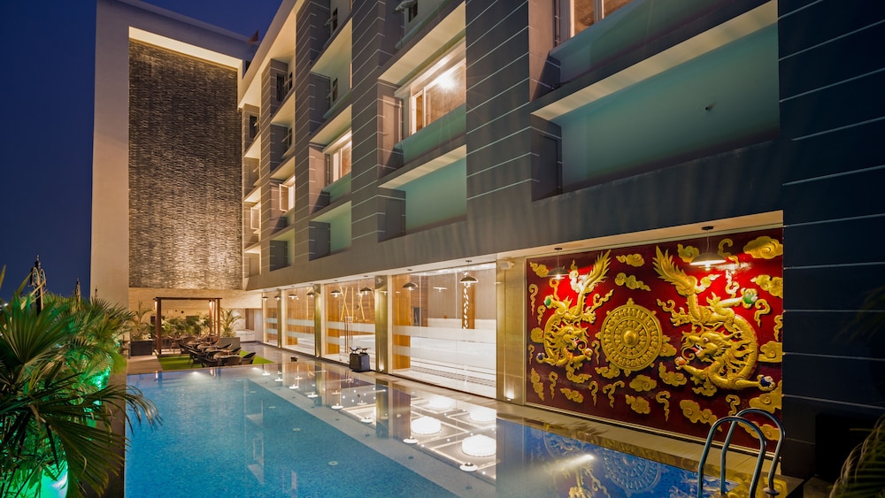 Hotel Saffron Crest 2/40