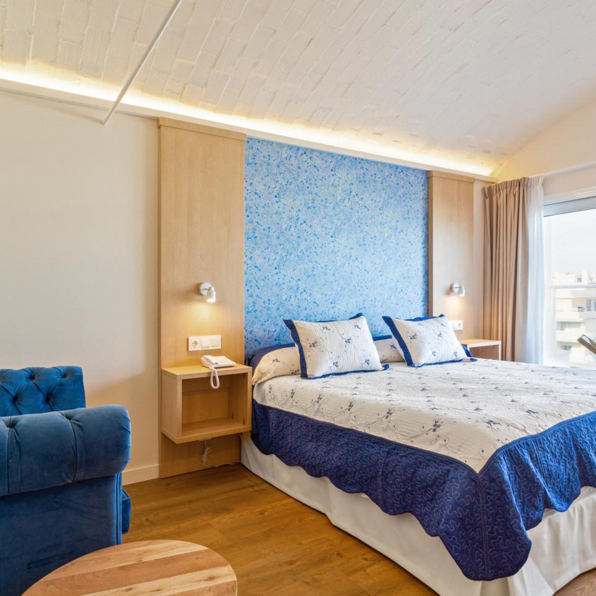 Deluxe, Double Bed, Lateral Side Sea View
