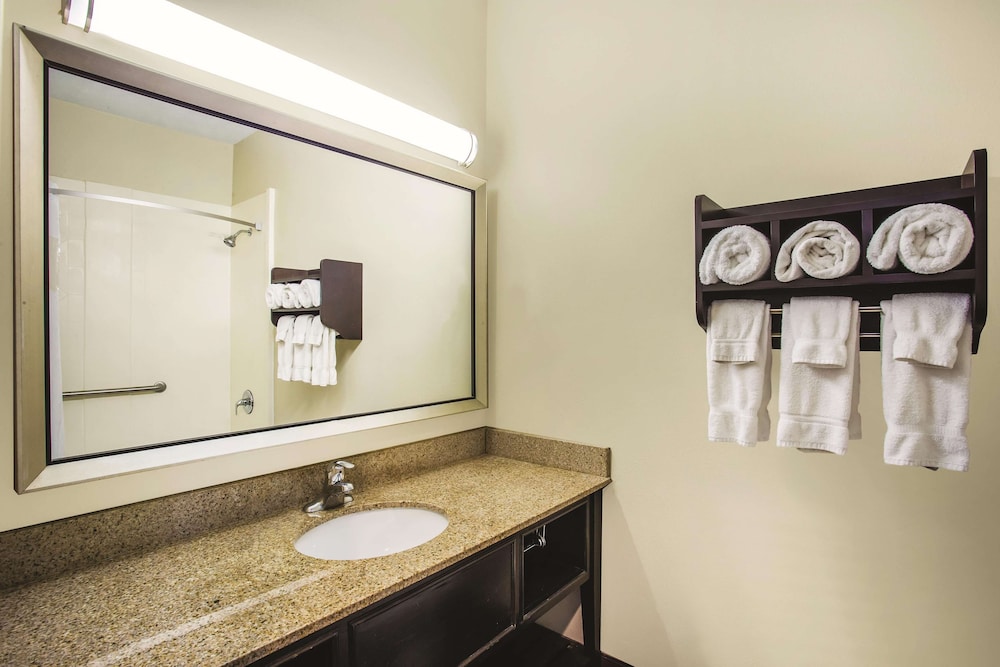 La Quinta Inn & Suites by Wyndham Evansville 8/43