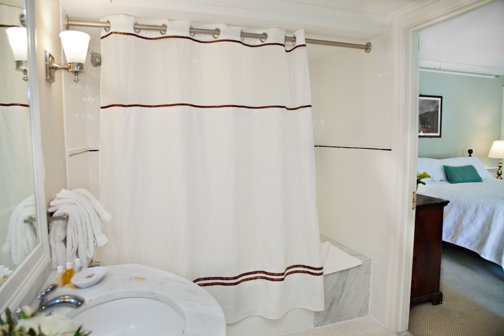 Concord S Colonial Inn 29/30