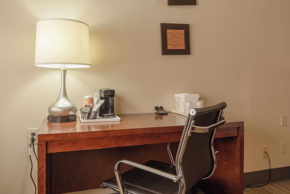Comfort Inn Suites 38/75