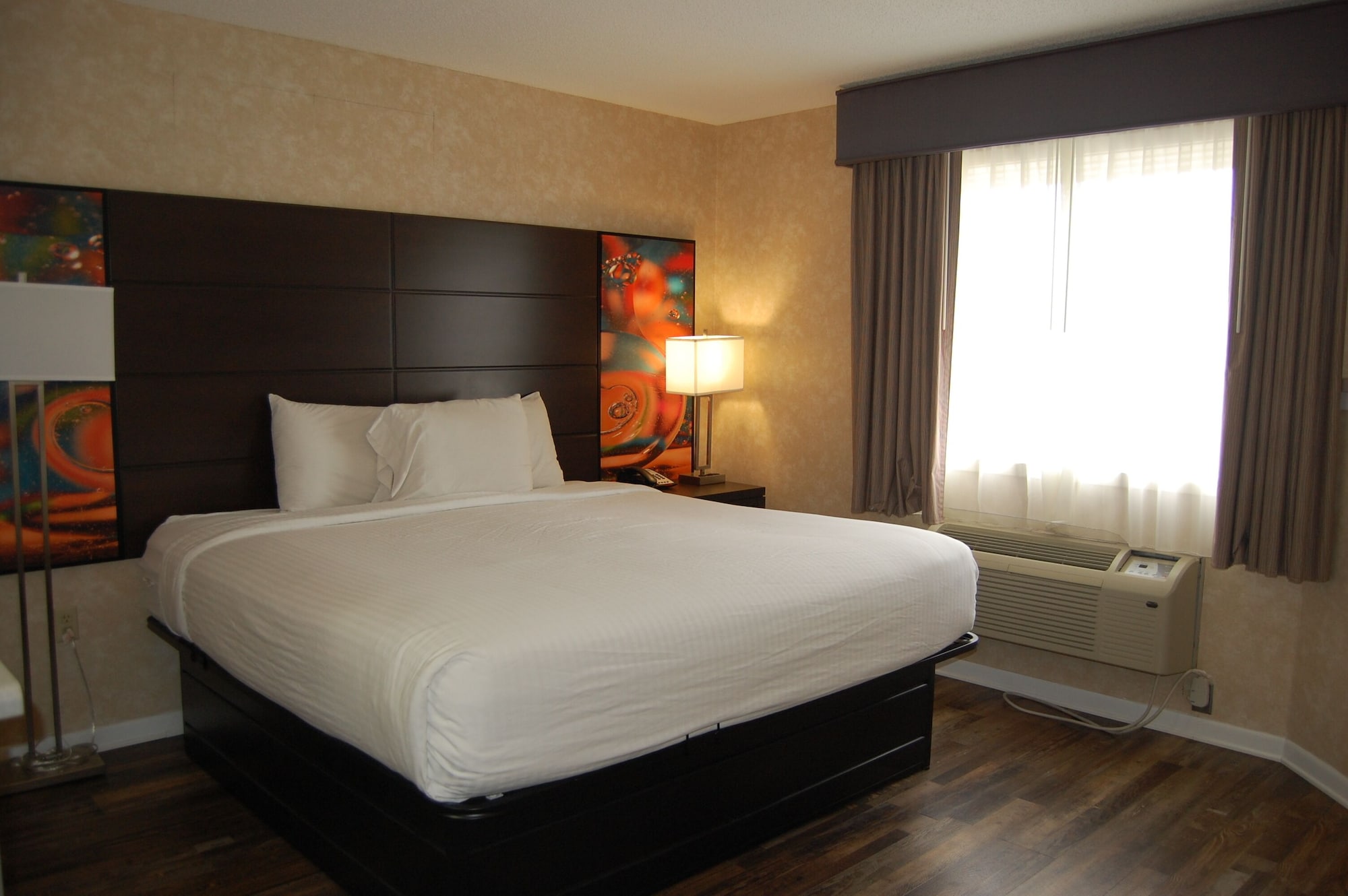 SUITE, KING BED