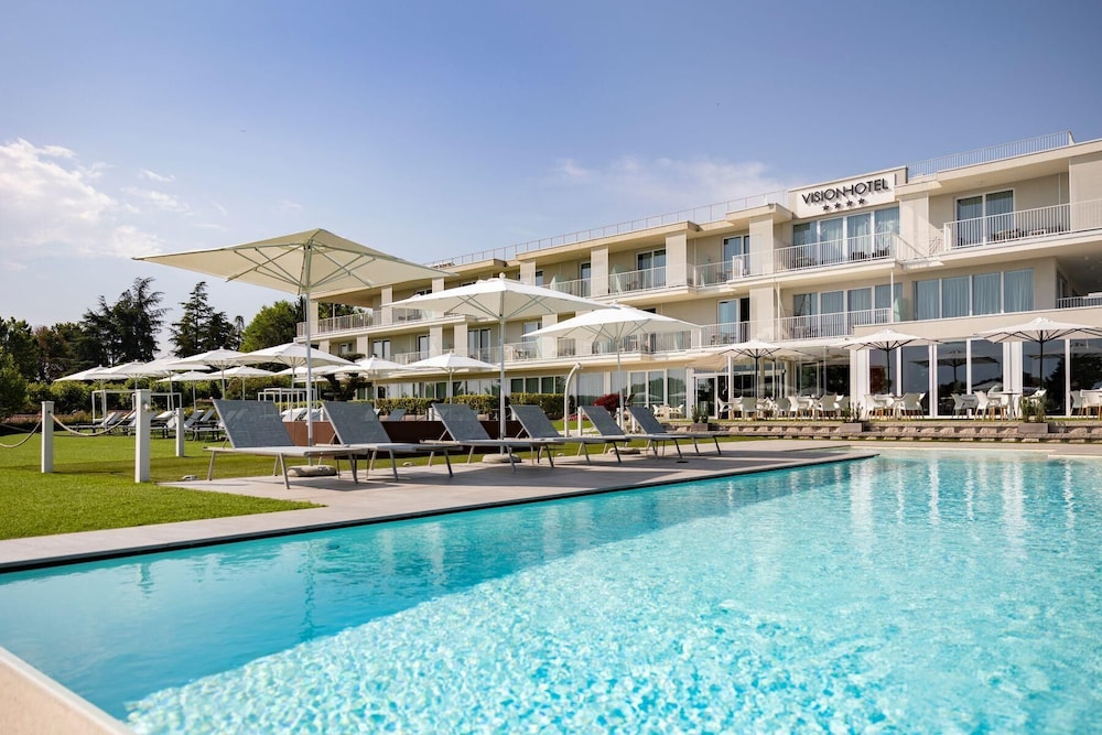 Vision Hotel 5/50