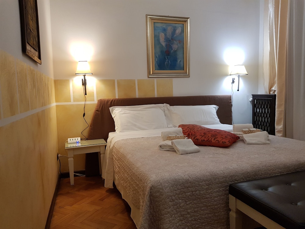 ROOM, DOUBLE OR TWIN BED, SHARED BATHROOM