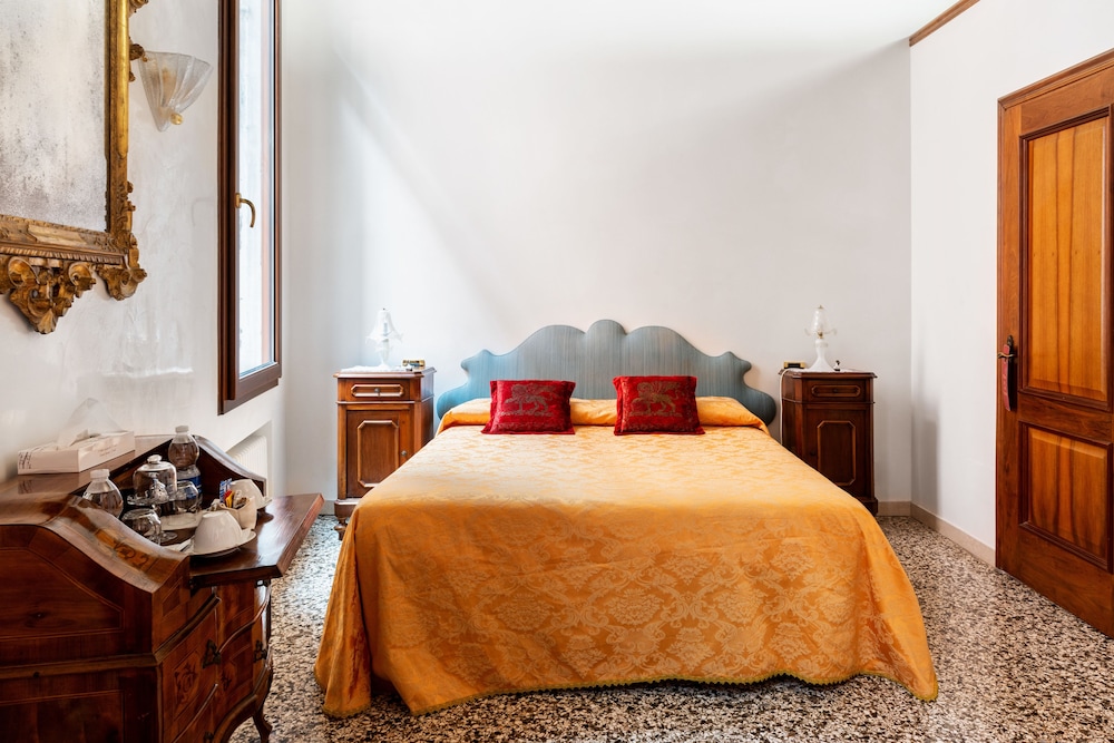 Luxury Venetian Rooms photo2