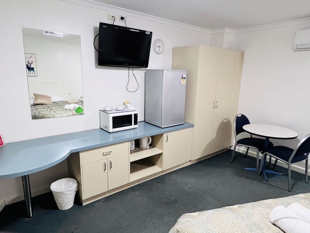 JACKSONS MOTOR INN 49/74