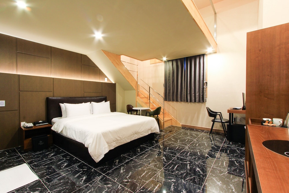 The King Hotel 24/50