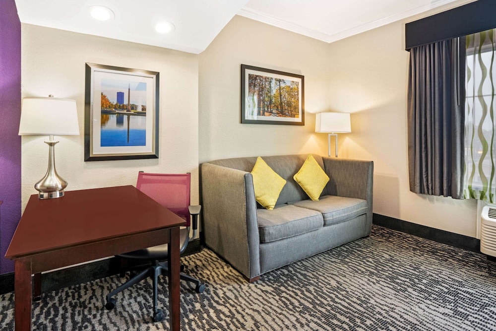 La Quinta Inn & Suites by Wyndham Houston - Magnolia 34/48