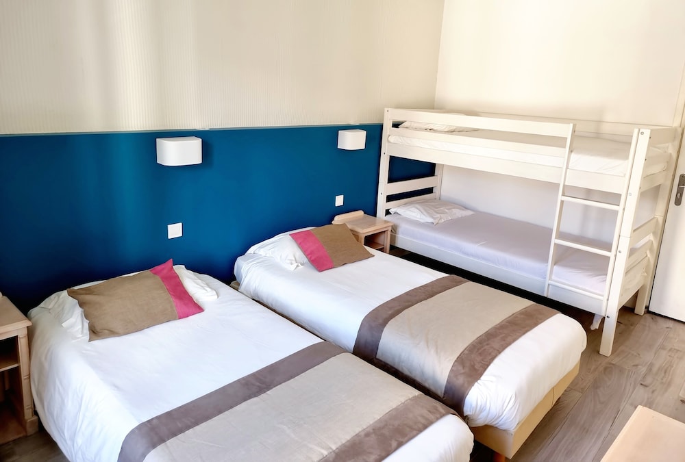 ROOM, QUADRUPLE