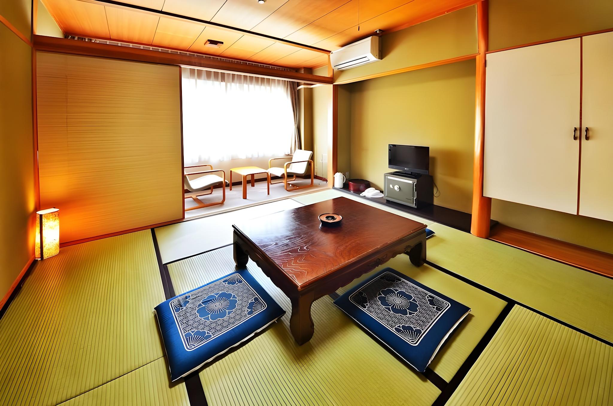 JAPANESE, SHARED BATHROOM
