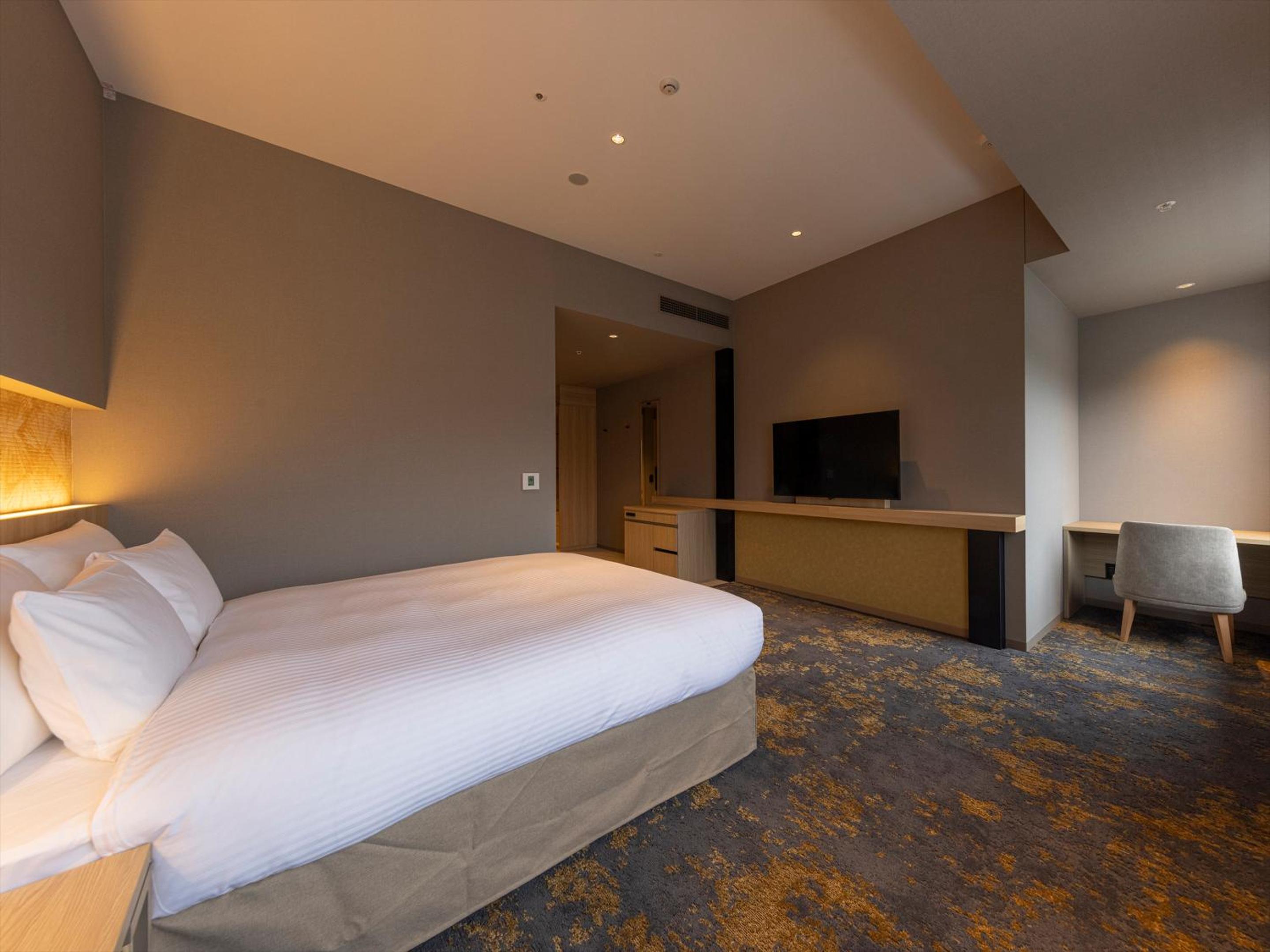 Universal, Single, Queen Bed