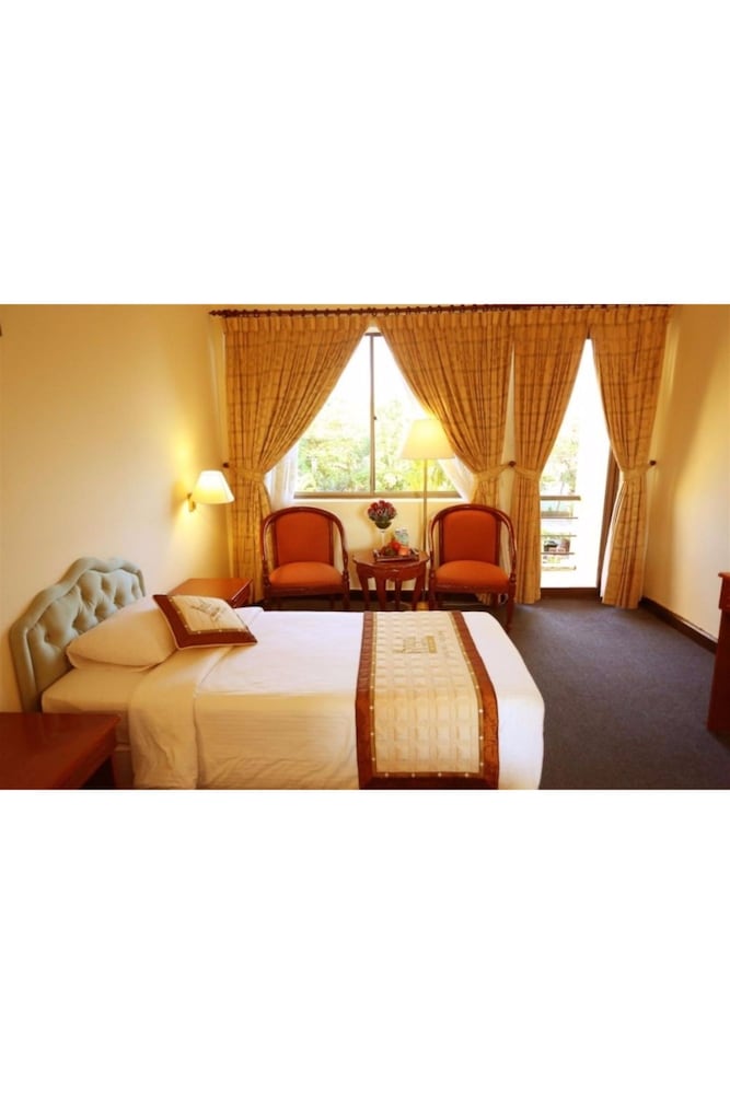 Royal Hotel 15/30