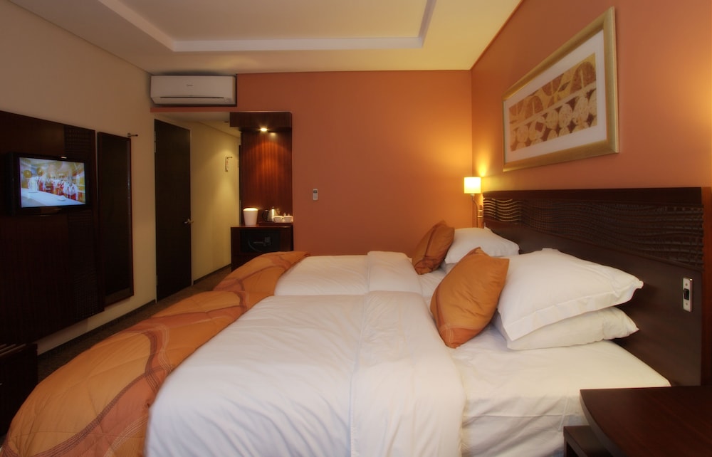 ROOM, TWIN BEDS