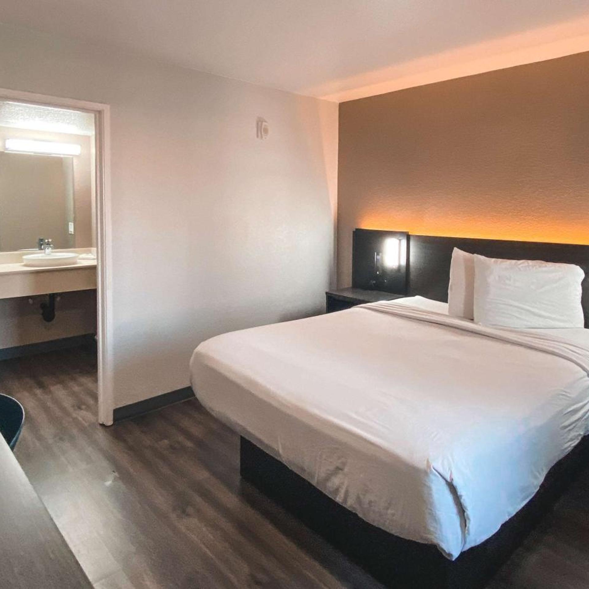 ROOM, QUEEN BED