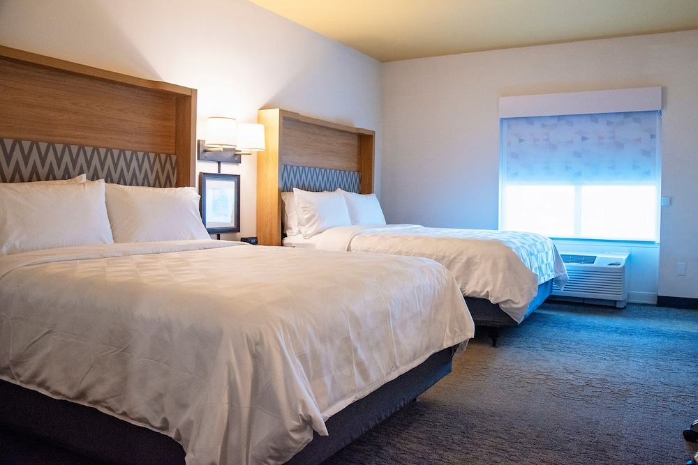 Holiday Inn Suites Savannah Airport Pooler 22/74