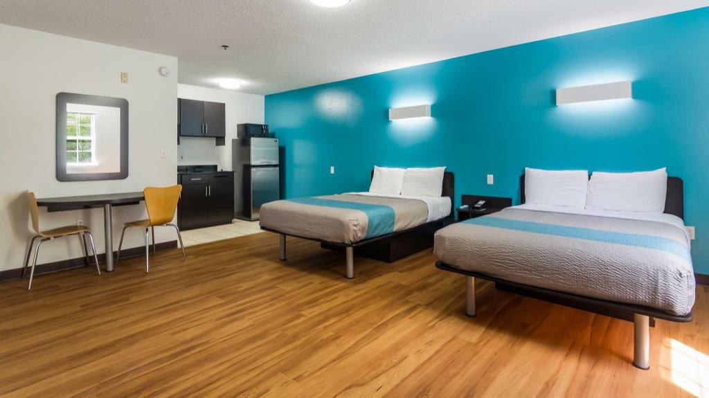 2 Full Beds - Non-Smoking, Micfridge