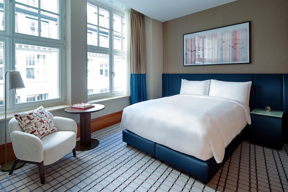 DELUXE, KING BED, ACCESSIBLE