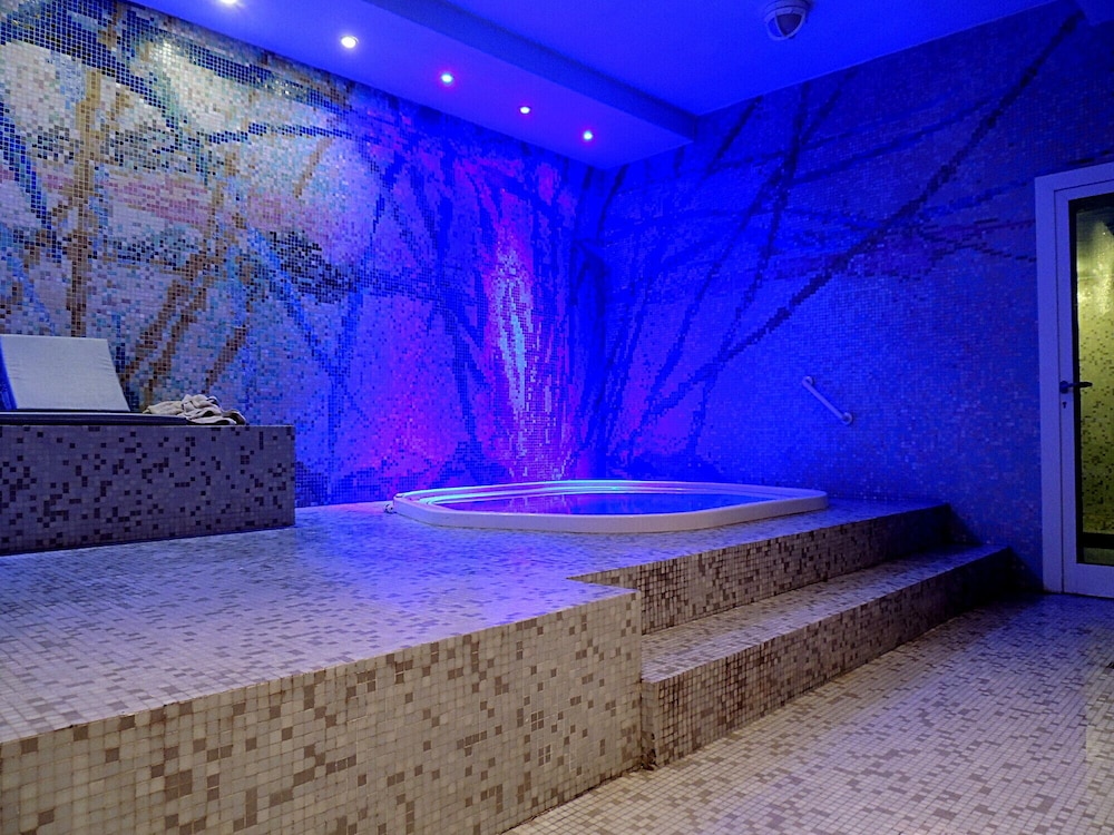 swimming pool spa