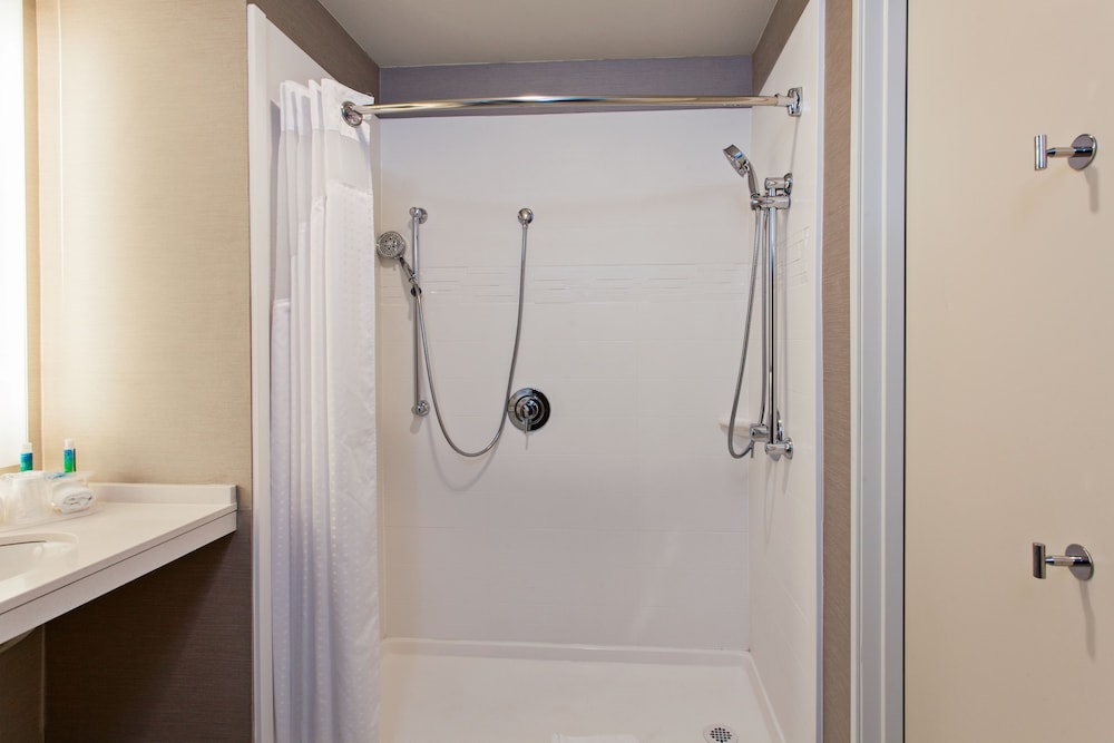 Holiday Inn Express & Suites Anaheim Resort Area 23/58