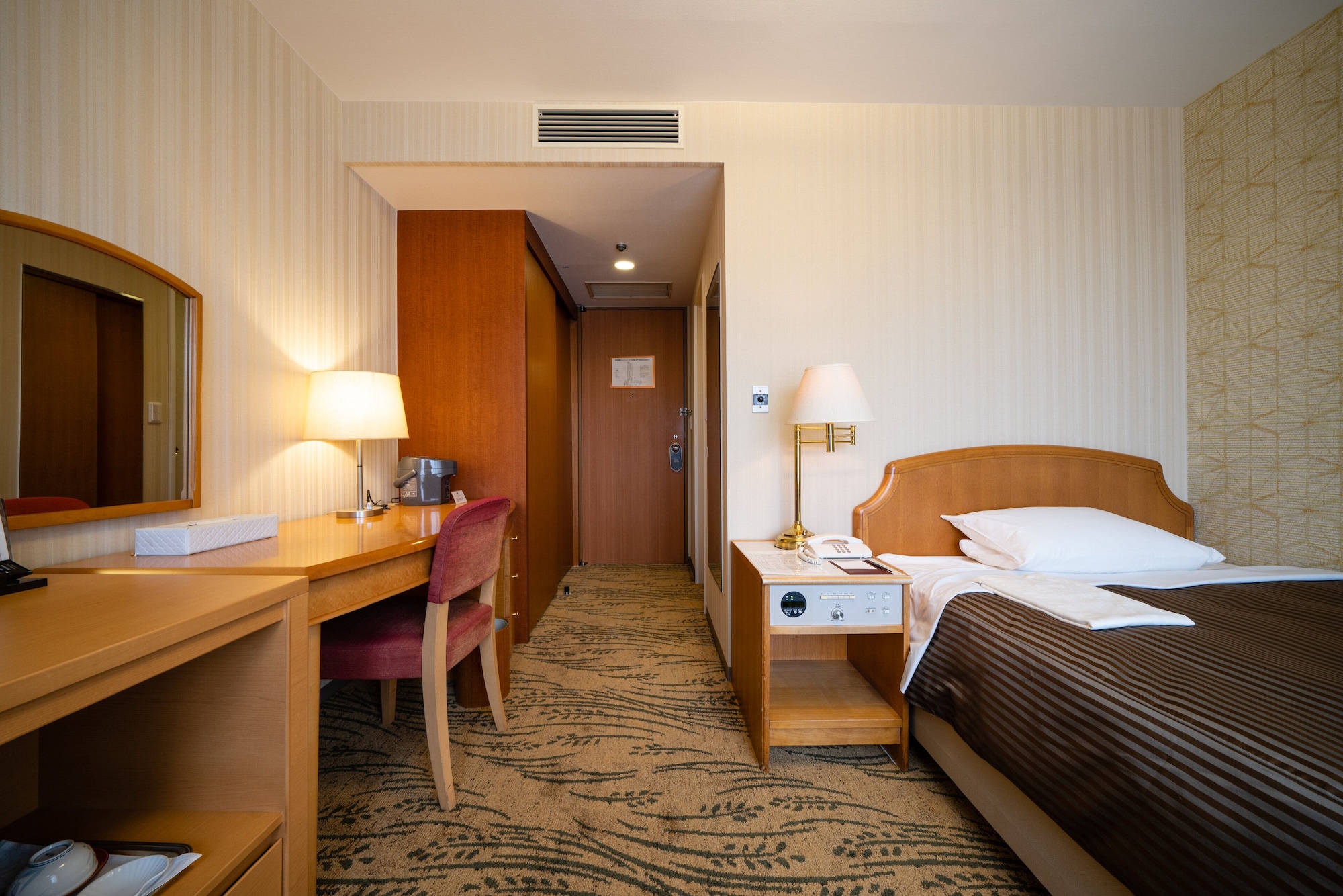 غرفة صغيرة بسرير مزدوج بإطلالة على المدينة للمدخنين، Hotel Okura Niigata 3/4